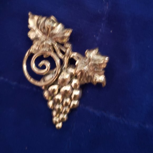 Vintage Danecraft Sterling Silver Grape Brooch - Picture 2 of 10